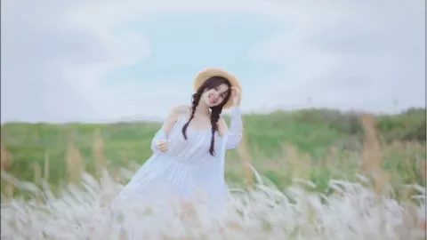 婚车狭路相遇砍树